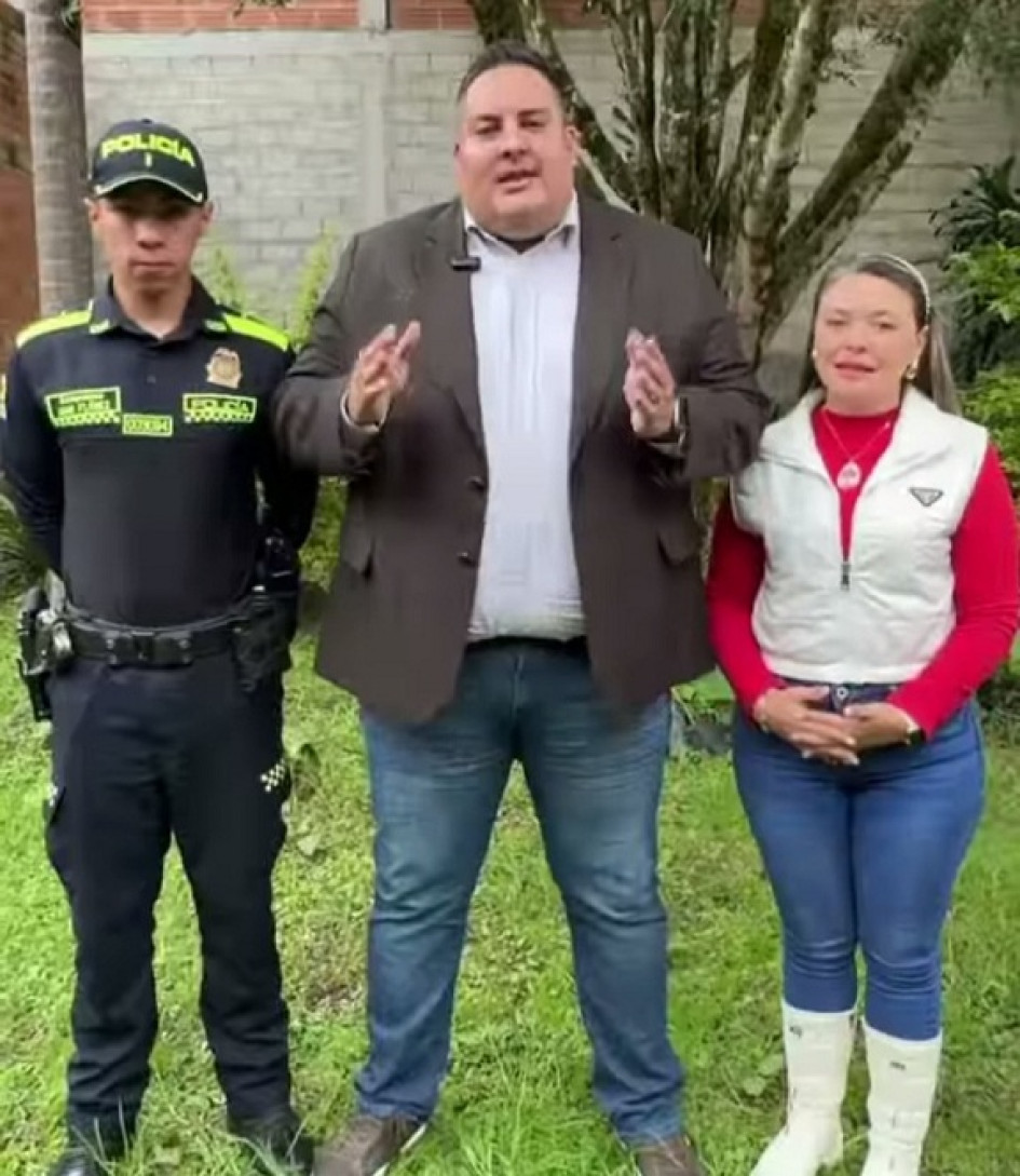 El alcalde de Pácora (Caldas), Juan Camilo Isaza (centro), anunció la reducción del horario de funcionamiento de los establecimientos públicos del municipio.