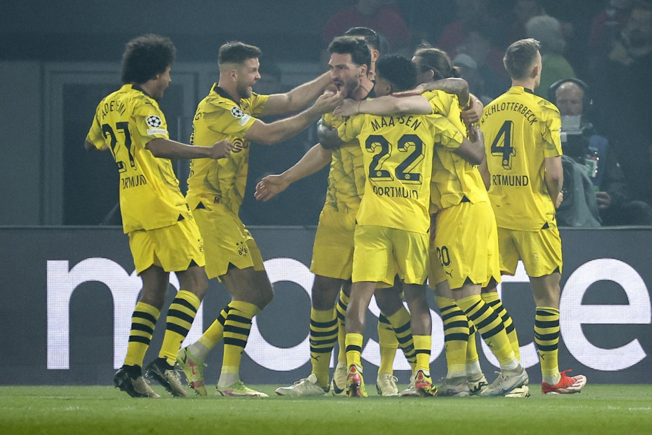 Mats Hummels (c) de Dortmund celebra con sus compañeros de equipo después de anotar el gol inicial durante las semifinales de la Liga de Campeones de la UEFA, partido de fútbol de vuelta del Paris Saint-Germain contra el Borussia Dortmund, en París (Francia). Mats Hummels (c) de Dortmund celebra con sus compañeros de equipo después de anotar el gol inicial durante las semifinales de la Liga de Campeones de la UEFA, partido de fútbol de vuelta del Paris Saint-Germain contra el Borussia Dortmund, en París (Francia).