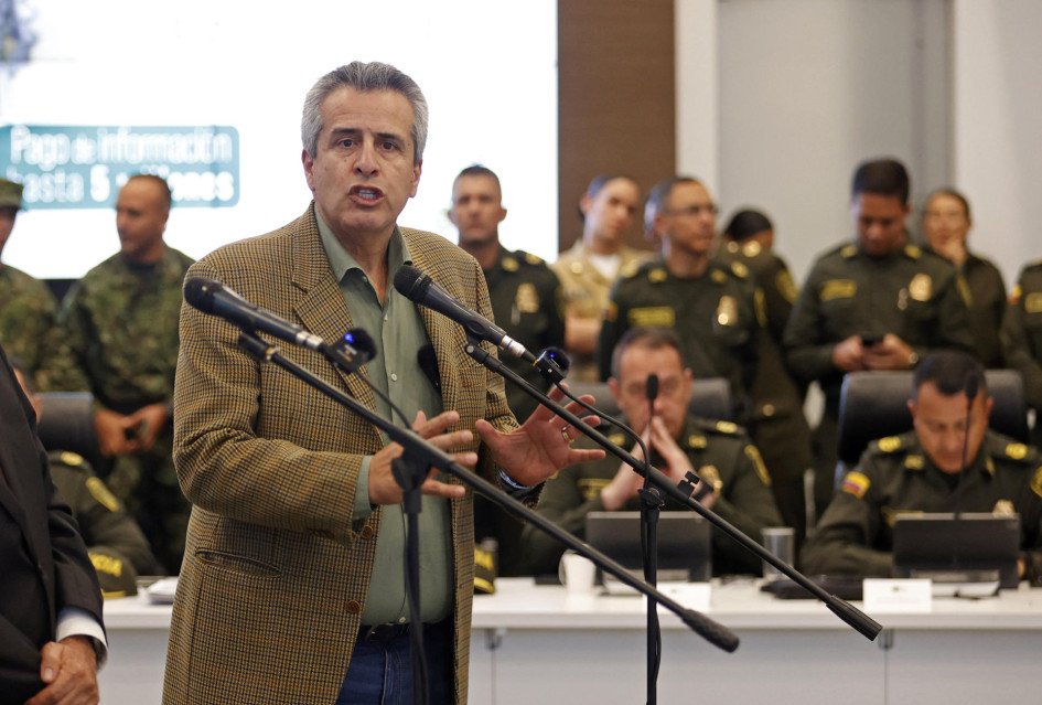 Fotografía de archivo fechada el 24 de octubre de 2023 que muestra al ministro del Interior de Colombia, Luis Fernando Velasco, durante una rueda de prensa en Bogotá. Fotografía de archivo fechada el 24 de octubre de 2023 que muestra al ministro del Interior de Colombia, Luis Fernando Velasco, durante una rueda de prensa en Bogotá.