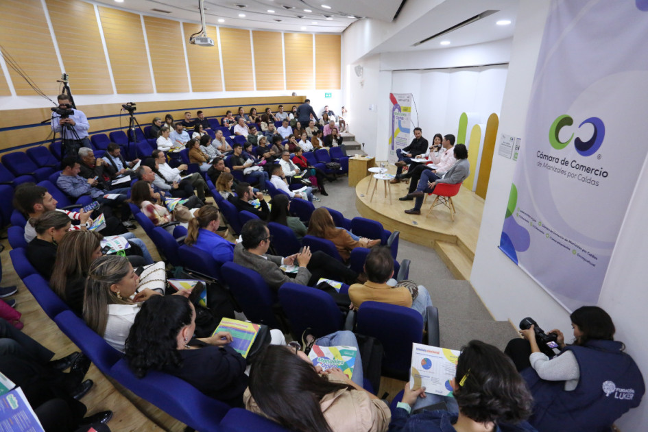 Ayer se hizo la socialización en el auditorio de la Cámara de Comercio. Ayer se hizo la socialización en el auditorio de la Cámara de Comercio.