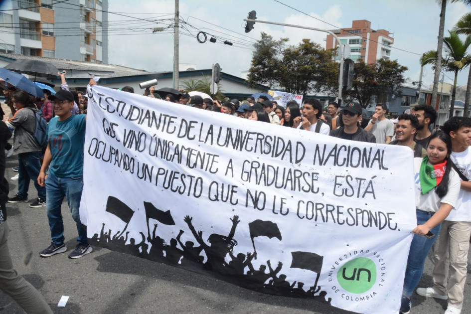 Estudiantes de la sede Manizales salieron el mes pasado a protestar contra la designación de Ismael Peña como rector. Estudiantes de la sede Manizales salieron el mes pasado a protestar contra la designación de Ismael Peña como rector.