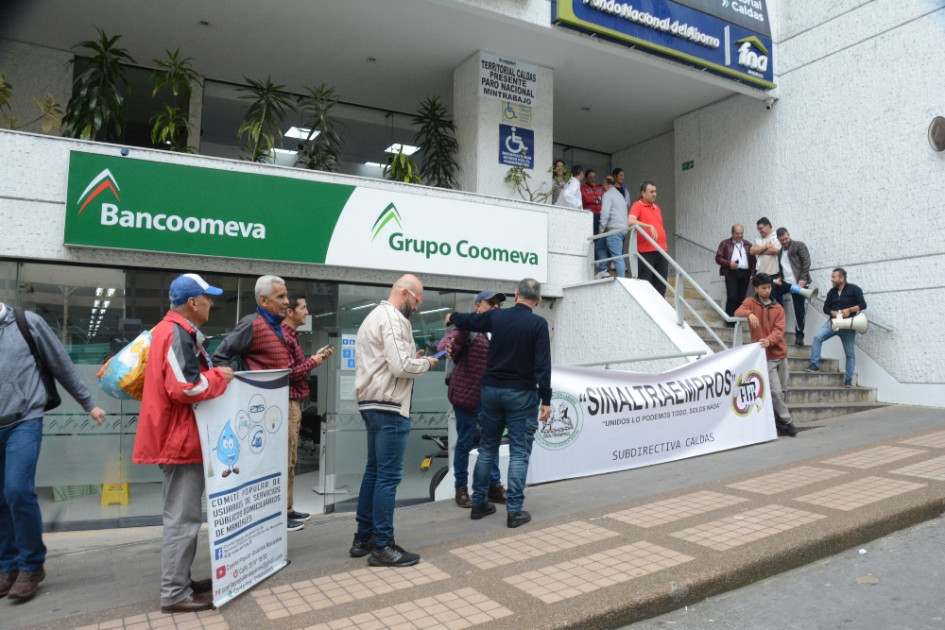 Desde las 7:00 a.m. llegaron trabajadores de la Dirección Territorial de Caldas del Ministerio del Trabajo a la sede en el Edificio Cumanday, en Manizales. A las 10:00 a.m. iniciaron el plantón, previsto hasta finalizar la tarde. El cese de actividades del Ministerio, que se realiza en todo el país, se mantendrá hasta alcanzar un acuerdo con la ministra Gloria Inés Ramírez. Desde las 7:00 a.m. llegaron trabajadores de la Dirección Territorial de Caldas del Ministerio del Trabajo a la sede en el Edificio Cumanday, en Manizales. A las 10:00 a.m. iniciaron el plantón, previsto hasta finalizar la tarde. El cese de actividades del Ministerio, que se realiza en todo el país, se mantendrá hasta alcanzar un acuerdo con la ministra Gloria Inés Ramírez.