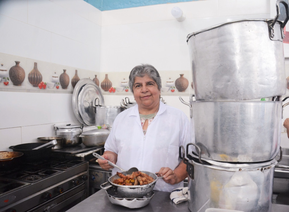 Martha Inés Aguirre, quien atiende en el restaurante Tammy desde hace 15 años, en el Pabellón Central de la Galería de Manizales. Tiene cuatro hijos y es especialista en fríjoles y sancocho con espinazo. Martha Inés Aguirre, quien atiende en el restaurante Tammy desde hace 15 años, en el Pabellón Central de la Galería de Manizales. Tiene cuatro hijos y es especialista en fríjoles y sancocho con espinazo.