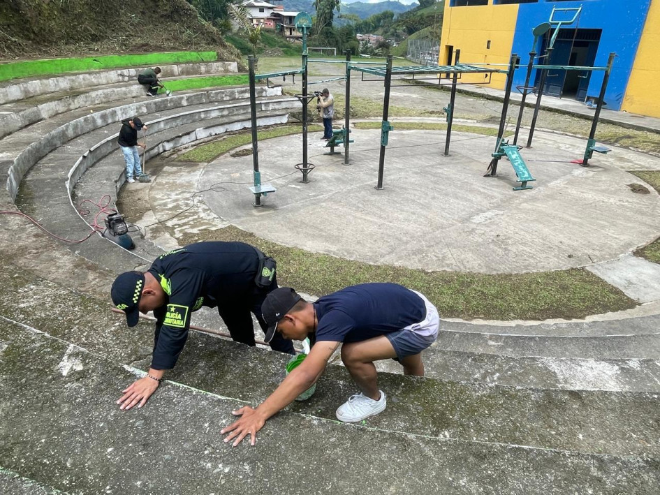La Policía, la Alcaldía, el grupo scout Chambery y la empresa Aguas de Aranzazu participaron en la actividad de renovación de la media torta. La Policía, la Alcaldía, el grupo scout Chambery y la empresa Aguas de Aranzazu participaron en la actividad de renovación de la media torta.