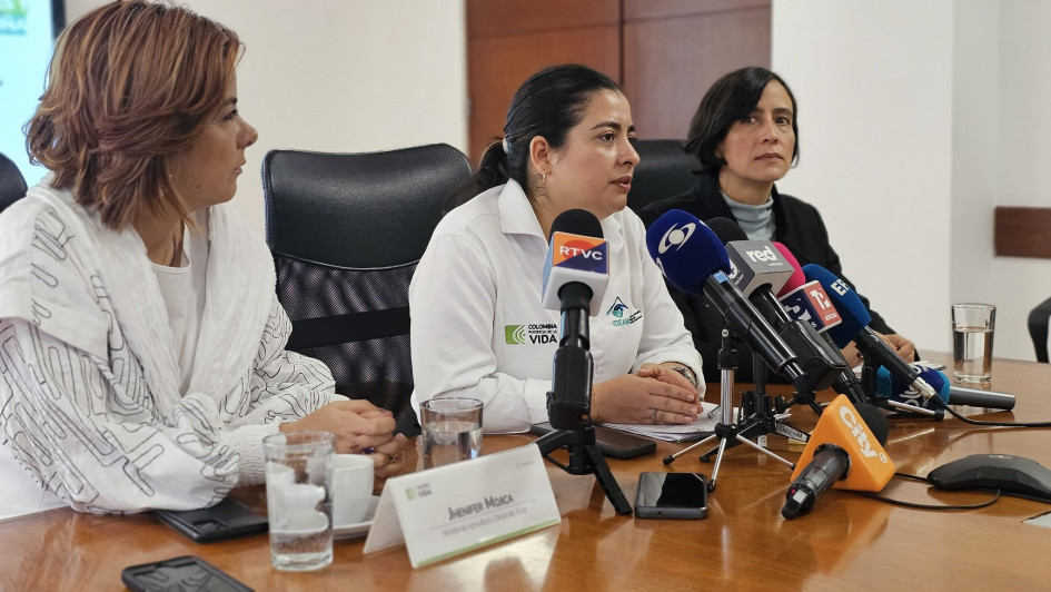 Ministra de Agricultura, Jhenifer Mojica; directora del Ideam, Ghisliane Echeverry; y ministra de Ambiente, Susana Muhamad. Ministra de Agricultura, Jhenifer Mojica; directora del Ideam, Ghisliane Echeverry; y ministra de Ambiente, Susana Muhamad.