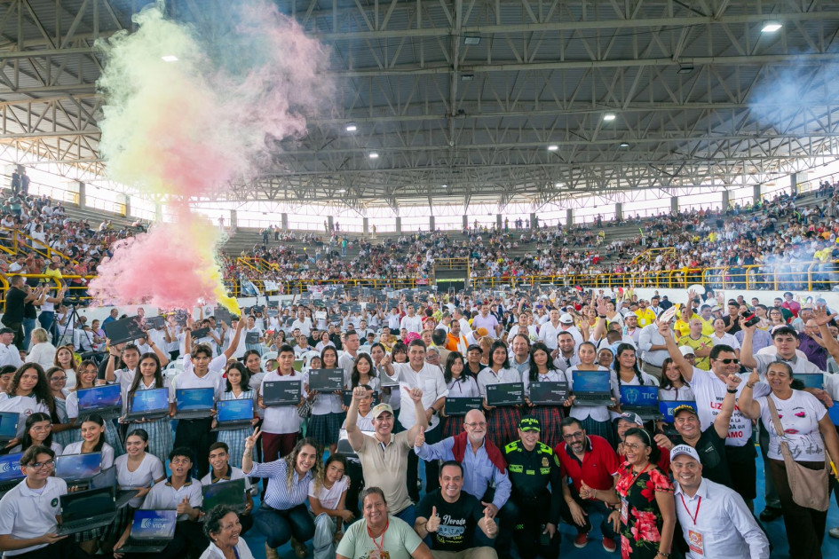 Los estudiantes de La Dorada posan con los computadores junto con Mauricio Lizcano, ministro de las TIC; Henry Gutiérrez, gobernador de Caldas; Wílder Escobar y Octavio Cardona, representantes a la Cámara, y Jhon Freddy Saldaña, alcalde. Los estudiantes de La Dorada posan con los computadores junto con Mauricio Lizcano, ministro de las TIC; Henry Gutiérrez, gobernador de Caldas; Wílder Escobar y Octavio Cardona, representantes a la Cámara, y Jhon Freddy Saldaña, alcalde.
