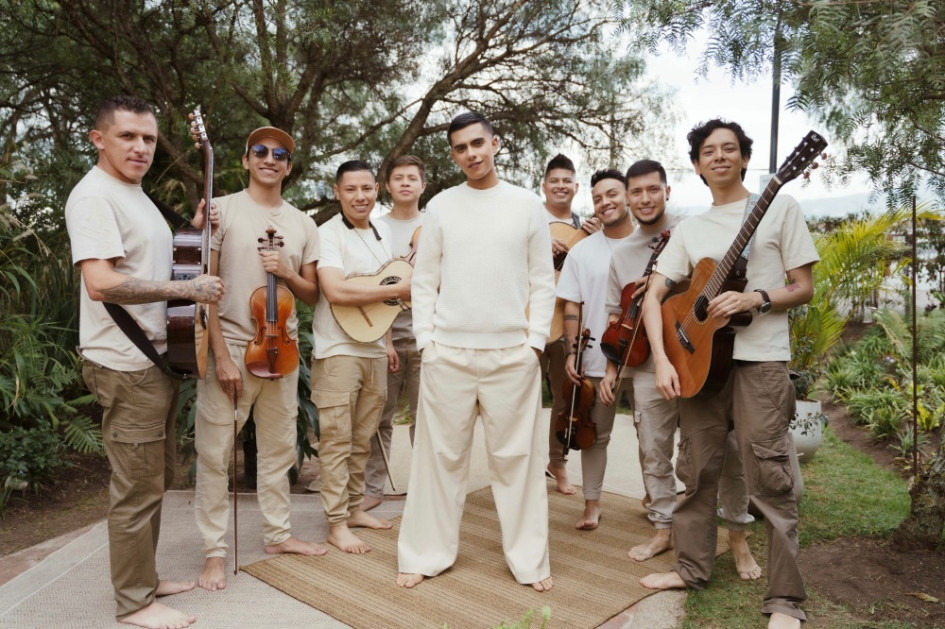 Nico Hernández con su banda la Fuerza Musari. Nico Hernández con su banda la Fuerza Musari.