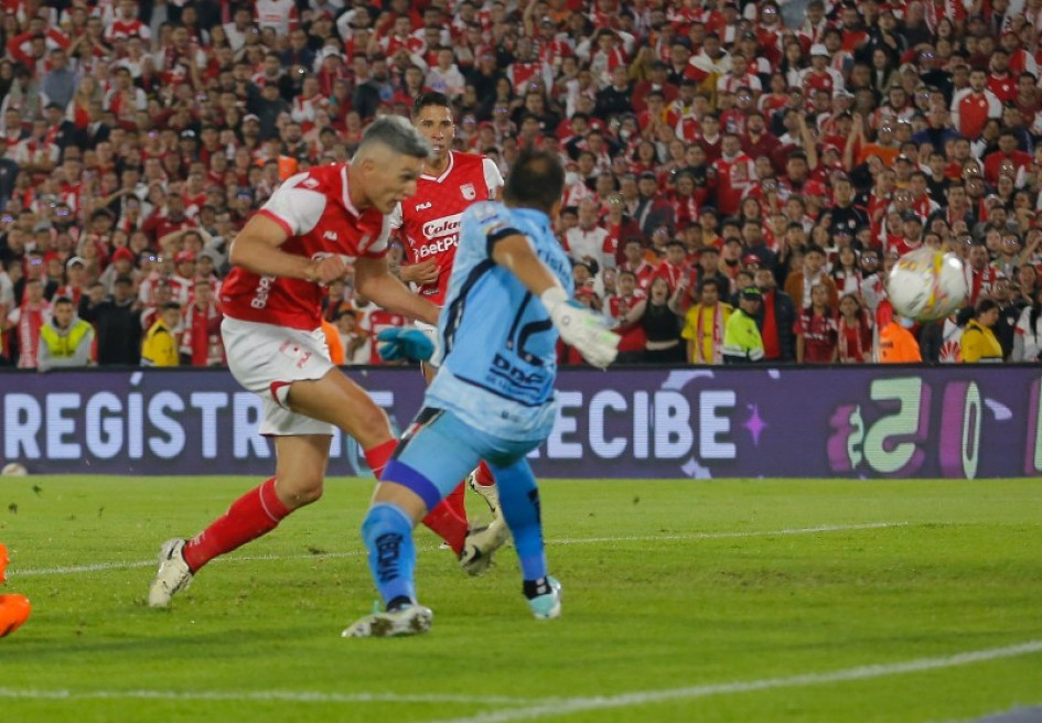 El gol de Daniel Torres para Santa Fe. James Aguirre no alcanzó a tomar la pelota y jugador rival la empujó. El Once Caldas perdió y cedió parte de las opciones de llegar a la final. El gol de Daniel Torres para Santa Fe. James Aguirre no alcanzó a tomar la pelota y jugador rival la empujó. El Once Caldas perdió y cedió parte de las opciones de llegar a la final.