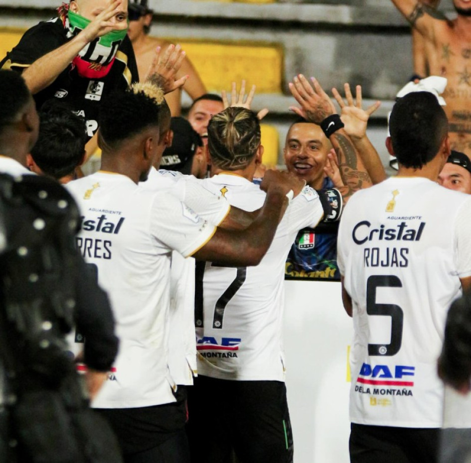 Los jugadores del Once Caldas celebran con los hinchas el gol anotado por Dayro Moreno en Ibagué. Once Caldas