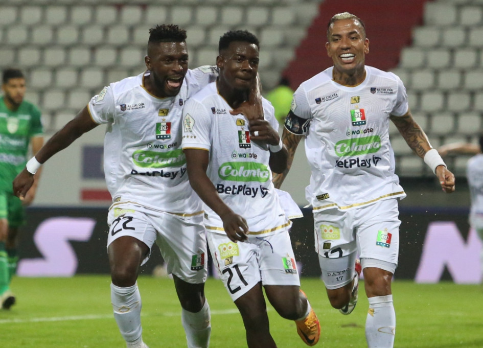 Dayro Moreno (d) y Juan Cuesta (i) celebra el gol de Jhon Deybi Araujo (c), el primero de los dos que el Once Caldas le marcó a La Equidad. Dayro Moreno (d) y Juan Cuesta (i) celebra el gol de Jhon Deybi Araujo (c), el primero de los dos que el Once Caldas le marcó a La Equidad.
