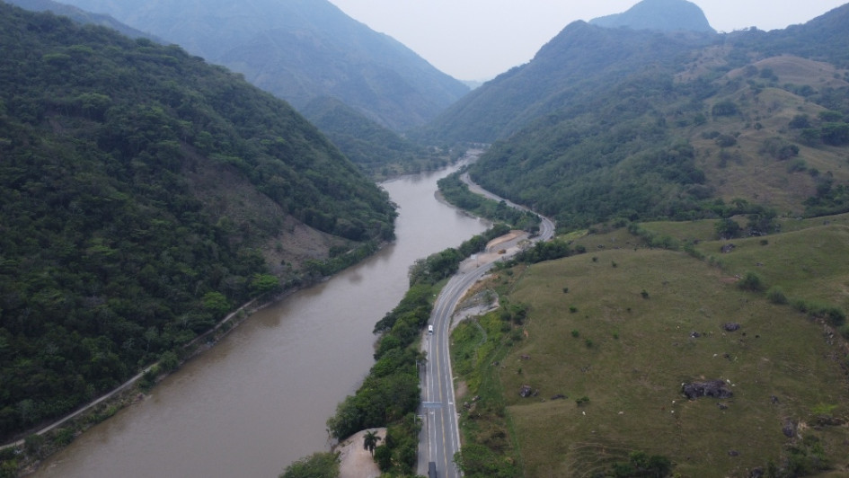 Como "un canal de Panamá por tierra" define Gustavo Adolfo Bernal Jaramillo, gerente de la concesión Pacífico Dos, al proyecto vial que quiere conectar al puerto de Buenaventura (Valle) con el de Urabá (Antioquia), que se inauguraría en el 2025. La concesiones Dos y Tres ya tienen avances del 100%, mientras que la Uno presenta retrasos. Gremios de Caldas ansían la apertura del embarcadero antioqueño. Como "un canal de Panamá por tierra" define Gustavo Adolfo Bernal Jaramillo, gerente de la concesión Pacífico Dos, al proyecto vial que quiere conectar al puerto de Buenaventura (Valle) con el de Urabá (Antioquia), que se inauguraría en el 2025. La concesiones Dos y Tres ya tienen avances del 100%, mientras que la Uno presenta retrasos. Gremios de Caldas ansían la apertura del embarcadero antioqueño.