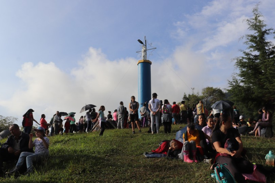 Peregrinación al cerro Piamonte La misa, con intenciones colectivas, estuvo presidida por el párroco José Alberto Aristizábal con el acompañamiento del sacerdote Pablo Andrés Calderón y el coro parroquial que entonó los cánticos.