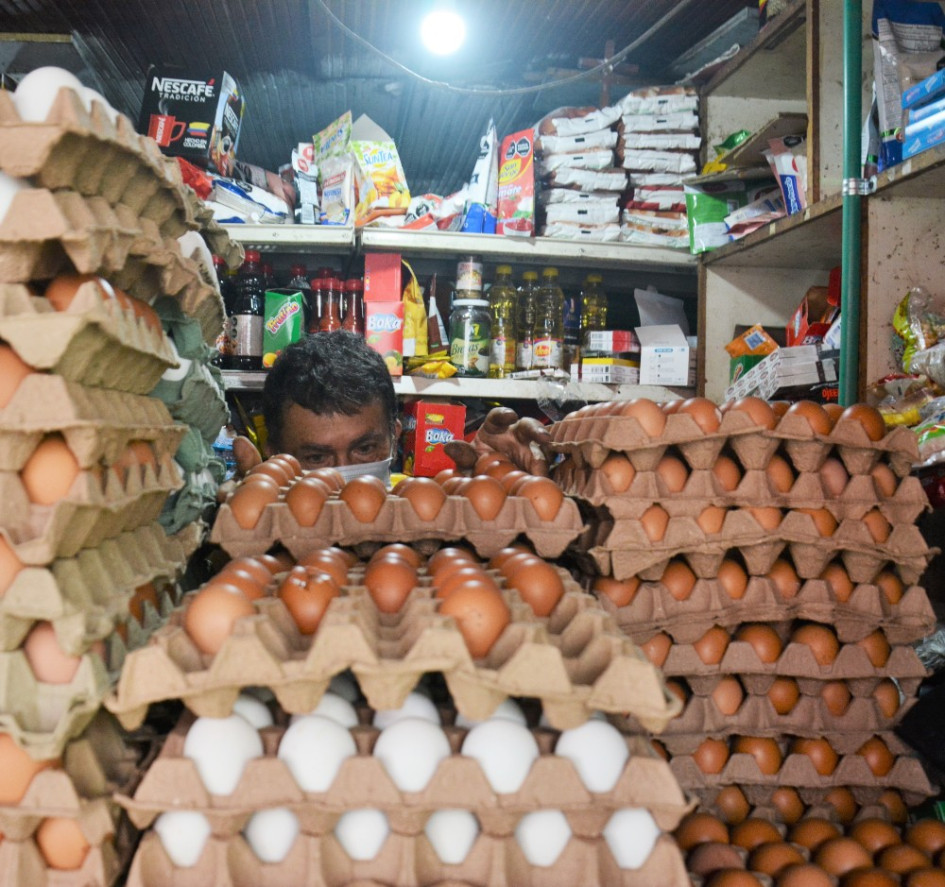 Huevos AAA, a precios triple B. Las disminuciones en los precios de las cubetas de huevo han aumentado la compra de este alimento en la Galería de Manizales. Vendedores del sector aseguran que los granos y el aceite también están económicos. Huevos AAA, a precios triple B. Las disminuciones en los precios de las cubetas de huevo han aumentado la compra de este alimento en la Galería de Manizales. Vendedores del sector aseguran que los granos y el aceite también están económicos.