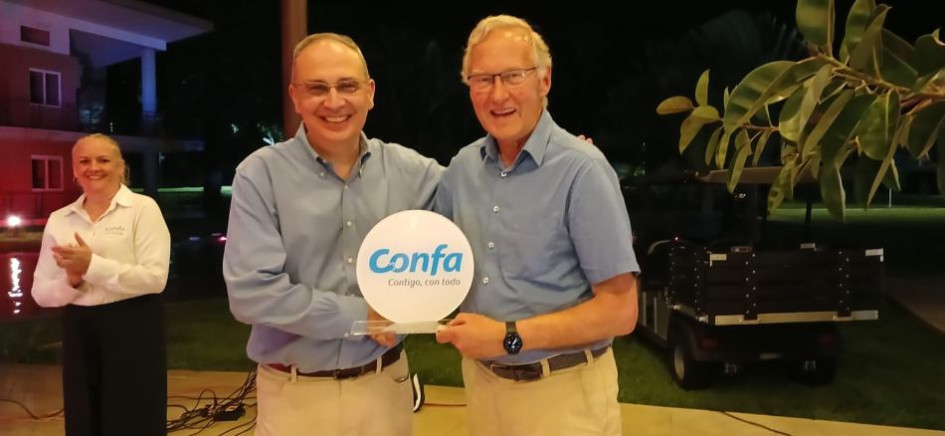 Delegados del programa de cooperación técnica PUM se reunieron en el centro recreacional La Rochela. A la izquierda, el director saliente del programa, Jaap Duijvestein. A la derecha, el director entrante, Lex Knol. Delegados del programa de cooperación técnica PUM se reunieron en el centro recreacional La Rochela. A la izquierda, el director saliente del programa, Jaap Duijvestein. A la derecha, el director entrante, Lex Knol.