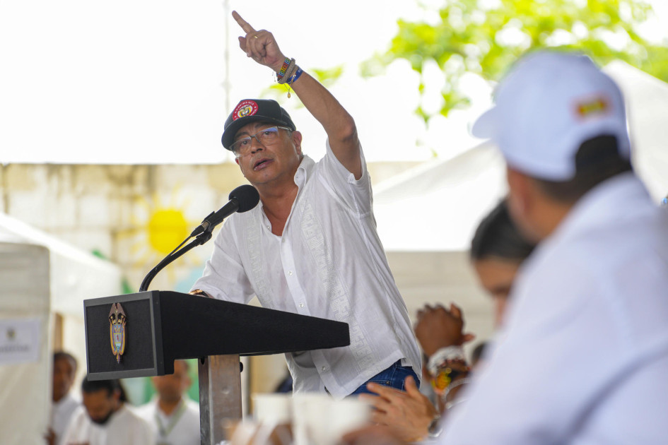 Fotografía cedida hoy por la Presidencia de Colombia que muestra al mandatario Gustavo Petro, mientras habla durante su visita de este miércoles a Cartagena de Indias Fotografía cedida hoy por la Presidencia de Colombia que muestra al mandatario Gustavo Petro, mientras habla durante su visita de este miércoles a Cartagena de Indias