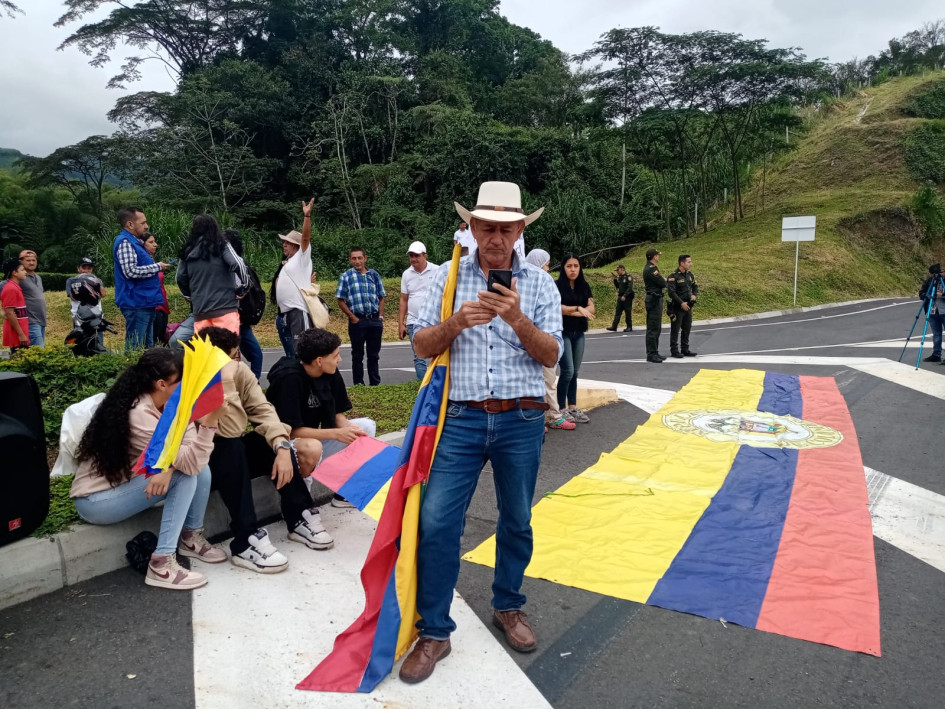 Manifestantes de Chinchiná y de Santa Rosa de Cabal protestan en el sector de La Y de la vereda Guayabal, en la doble calzada que conecta a ambos municipios. Exigen la construcción de un retorno en el sector. Manifestantes de Chinchiná y de Santa Rosa de Cabal protestan en el sector de La Y de la vereda Guayabal, en la doble calzada que conecta a ambos municipios. Exigen la construcción de un retorno en el sector.