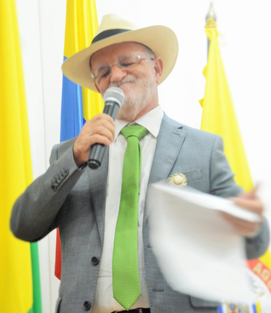 El gobernador de Caldas, Henry Gutiérrez Ángel, se refirió al jalón de orejas que le hizo el alcalde de Aguadas, Fabio Gómez, por utilizar un sombrero estilo aguadeño que le obsequiaron de la marca Mario Hernández.