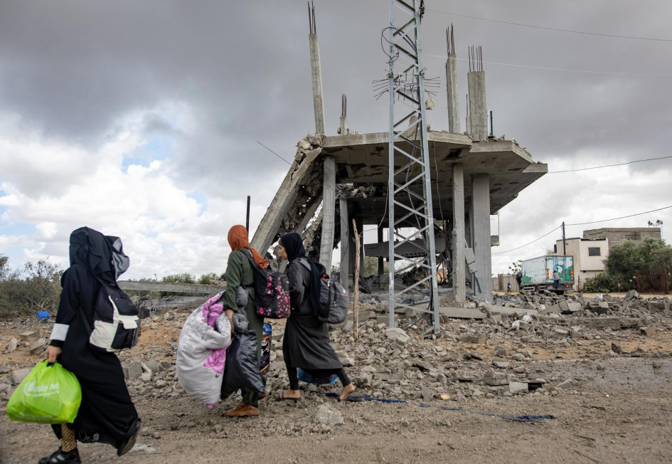 Mujeres palestinas desplazadas internamente cargan sus pertenencias tras una orden de evacuación emitida por el ejército israelí, en Rafah, sur de la Franja de Gaza, este lunes. Mujeres palestinas desplazadas internamente cargan sus pertenencias tras una orden de evacuación emitida por el ejército israelí, en Rafah, sur de la Franja de Gaza, este lunes.