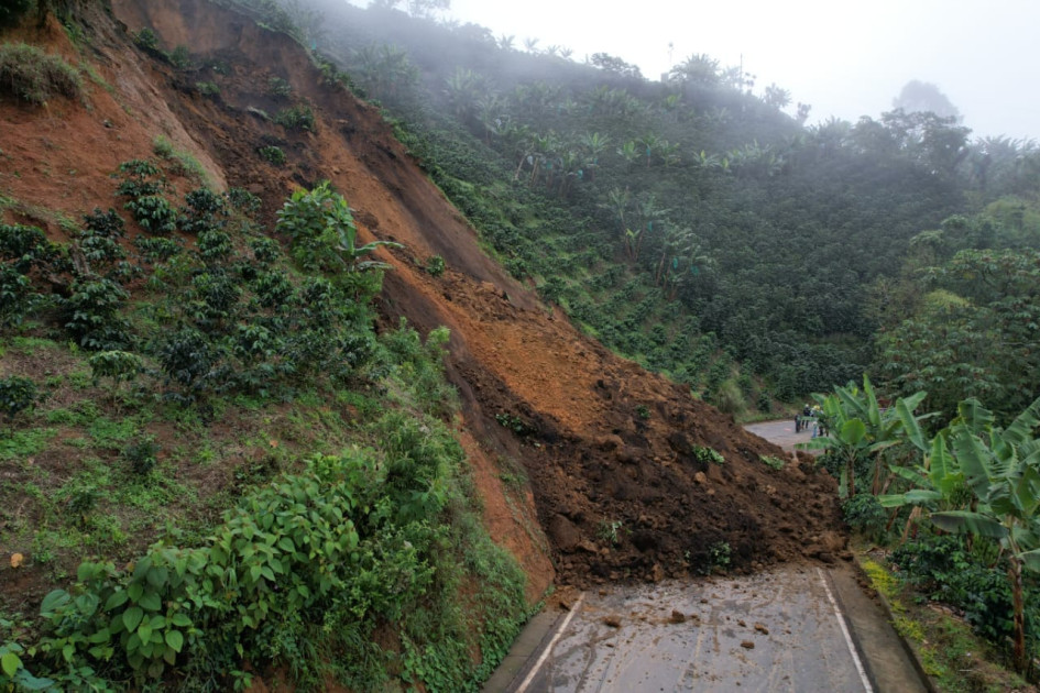 Derrumbe en vía de San José (Caldas). Derrumbe en vía de San José (Caldas).