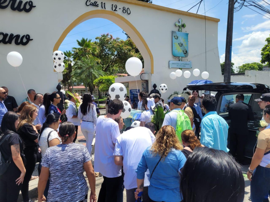 Con globos y multitudinaria asistencia, familiares y amigos de María Jimena acompañaron su sepelio en Cartago (Valle del Cauca).