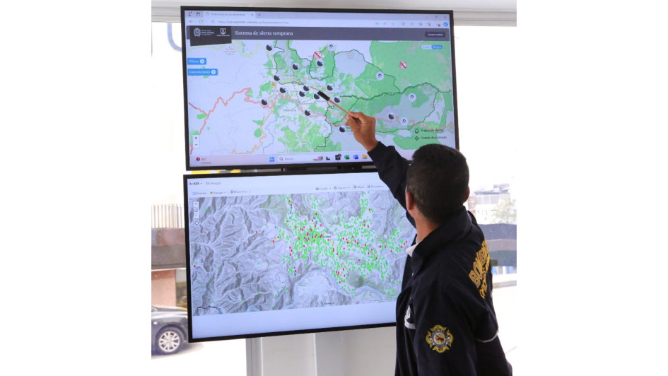 Manizales cuenta con un Sistema de Alertas Tempranas que le permite hacer un monitoreo a las autoridades para saber que acciones implementar para prevenir el riesgo. El Cuerpo de Bomberos es el encargado de hacer ese seguimiento para ayudar a las comunidades. Manizales cuenta con un Sistema de Alertas Tempranas que le permite hacer un monitoreo a las autoridades para saber que acciones implementar para prevenir el riesgo. El Cuerpo de Bomberos es el encargado de hacer ese seguimiento para ayudar a las comunidades.