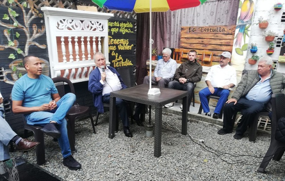 En “La Tertulia”, en Riosucio, se reunieron el exsenador Ómar Yepes Alzate y sus amigos conservadores para un saludo mutuo y analizar la actual situación del país. En “La Tertulia”, en Riosucio, se reunieron el exsenador Ómar Yepes Alzate y sus amigos conservadores para un saludo mutuo y analizar la actual situación del país.