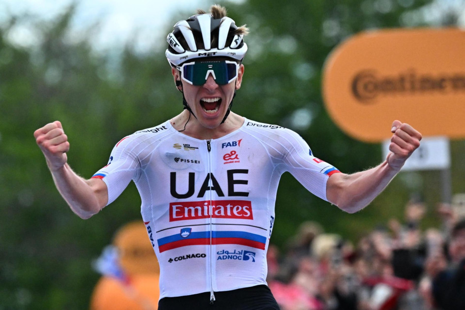 Tadej Pogacar (Team Emirates) ganó la segunda etapa del Giro de Italia y asumió el liderato. Tadej Pogacar (Team Emirates) ganó la segunda etapa del Giro de Italia y asumió el liderato.