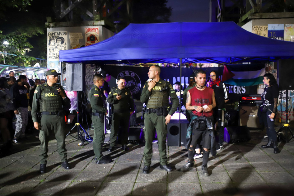 Este miércoles se desarrollaba un toque de bandas en el sector de El Cable. Según denunciantes, la Policía entró a interrumpirlo. La institución lo niega. Este miércoles se desarrollaba un toque de bandas en el sector de El Cable. Según denunciantes, la Policía entró a interrumpirlo. La institución lo niega.
