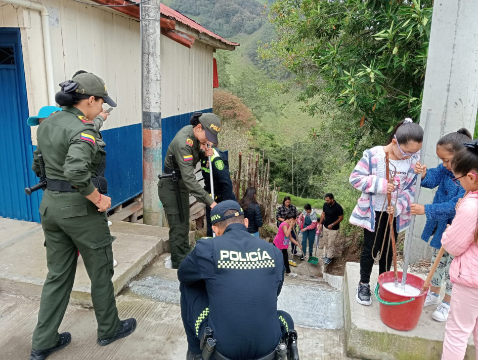El Departamento de Policía Caldas lidera actividades de intervención en espacio público de los municipios caldenses, para combatir la inseguridad a través de la convivencia ciudadana. El Departamento de Policía Caldas lidera actividades de intervención en espacio público de los municipios caldenses, para combatir la inseguridad a través de la convivencia ciudadana.