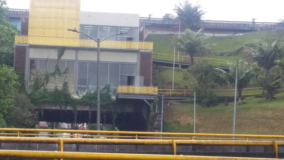 Maleza y musgo crece en la fachada del Centro Deportivo Las Terrazas de La Autónoma. Maleza y musgo crece en la fachada del Centro Deportivo Las Terrazas de La Autónoma.