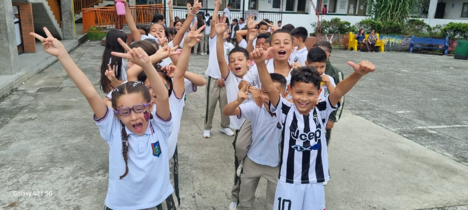 La Institución Educativa Jaime Duque Grisales, de Villamaría, celebró los días de la Madre Tierra, el Idioma y el Niño. En las actividades participaron docentes y estudiantes. --R1 Recitaron y escribieron poesía --P1 Fotos | Prensa Escuela | LA PATRIA La celebración del Día Internacional de La Madre Tierra incluyó reflexiones de videos acordes con esta fecha ambiental. Cada estudiante realizó la silueta de un pie y escribió un mensaje alusivo a la Tierra. Se elaboró una cartelera, en la que proyectaron las huellas verdes que cada estudiante iba dejando con su mensaje. Esta fecha se transversalizó con la asignatura Lectura Crítica, en la que se analizó e interpretó el texto Había una vez un planeta. Además, los alumnos construyeron una guía, en la cual los niños de primaria recitaron una poesía sobre la Madre Tierra. --R2 El énfasis fue en deportes El Día del Niño se festejó con una jornada deportiva en la básica y media, con torneos relámpagos de voleibol, microfútbol y tenis de mesa. También hubo La Institución Educativa Jaime Duque Grisales, de Villamaría, celebró los días de la Madre Tierra, el Idioma y el Niño. En las actividades participaron docentes y estudiantes. --R1 Recitaron y escribieron poesía --P1 Fotos | Prensa Escuela | LA PATRIA La celebración del Día Internacional de La Madre Tierra incluyó reflexiones de videos acordes con esta fecha ambiental. Cada estudiante realizó la silueta de un pie y escribió un mensaje alusivo a la Tierra. Se elaboró una cartelera, en la que proyectaro