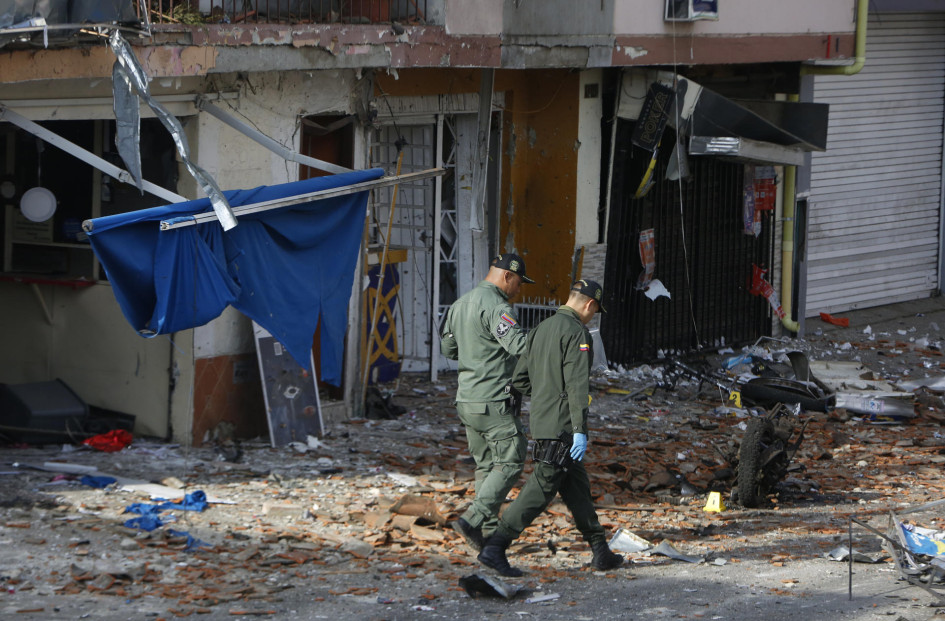 Ataque Jamundí (Valle) Integrantes de fuerzas de seguridad recorren el lugar donde explotó un artefacto este lunes en Jamundí (Colombia).