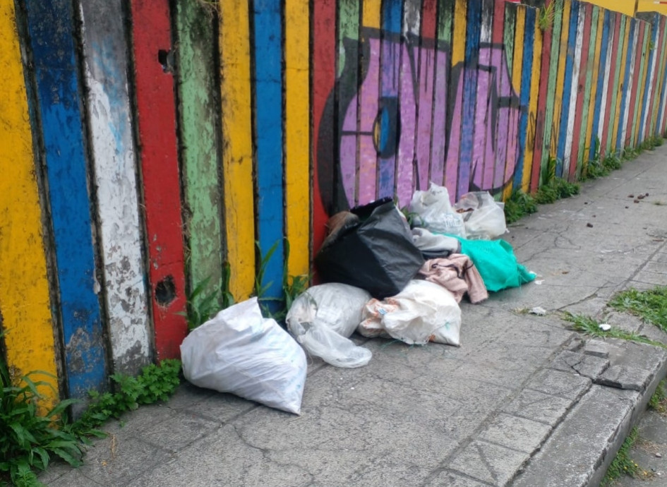 Los residentes del Barrio Colombia exponen que los comercios y los vecinos sacan las bolsas a deshoras. Como consecuencia, depositan desechos en el parque principal contaminando la zona verde. Los residentes del Barrio Colombia exponen que los comercios y los vecinos sacan las bolsas a deshoras. Como consecuencia, depositan desechos en el parque principal contaminando la zona verde.