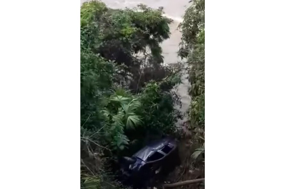 carro cerca del río Cauca Así quedó el carro a punto de caer al río Cauca.