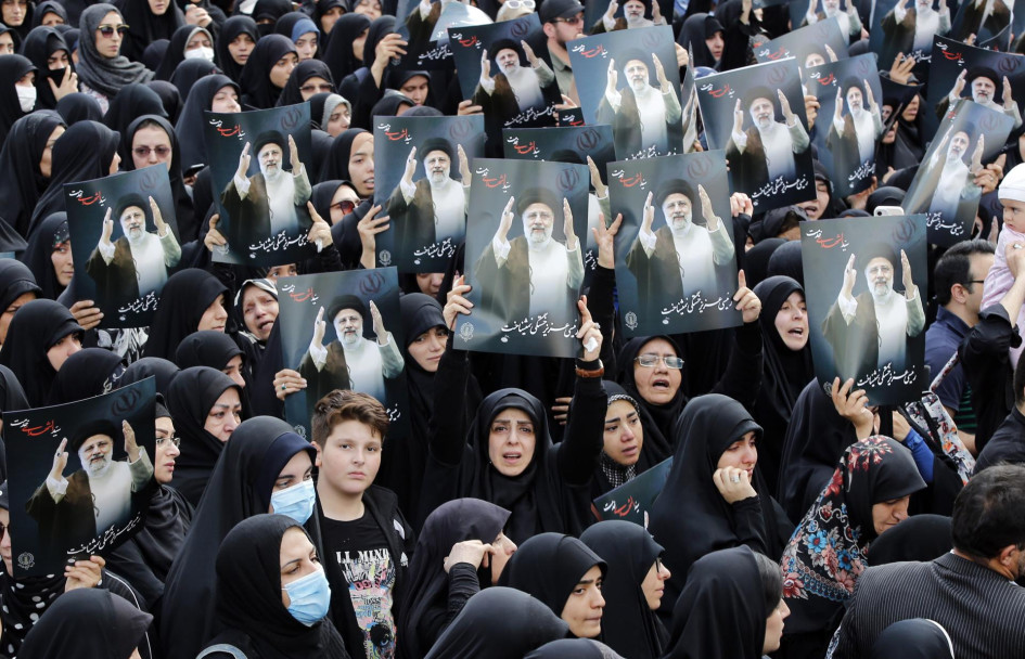 Mujeres iraníes vestidas con chadores negros sostienen carteles del difunto presidente iraní Ebrahim Raisí mientras participan en una ceremonia de luto en Teherán este lunes. Mujeres iraníes vestidas con chadores negros sostienen carteles del difunto presidente iraní Ebrahim Raisí mientras participan en una ceremonia de luto en Teherán este lunes.