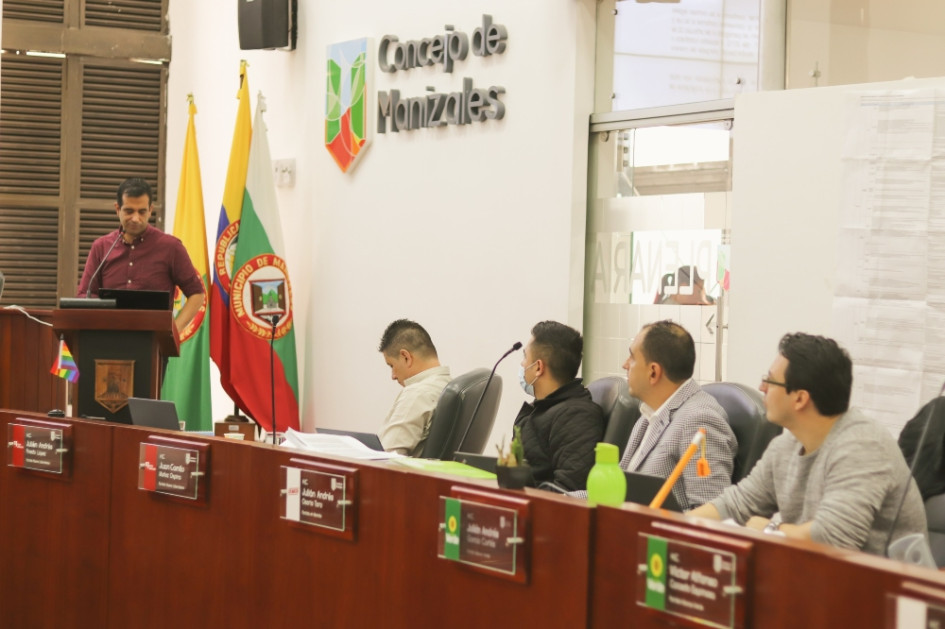 El secretario de Planeación, José Fernando Olarte, habla ante los concejales sobre del Plan de Desarrollo de Manizales 2024 - 2027. El secretario de Planeación, José Fernando Olarte, habla ante los concejales sobre del Plan de Desarrollo de Manizales 2024 - 2027.