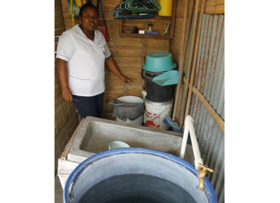 Evite el agua en recipientes. Lave muy bien los tanques donde se alberga el líquido. Evite el agua en recipientes. Lave muy bien los tanques donde se alberga el líquido.