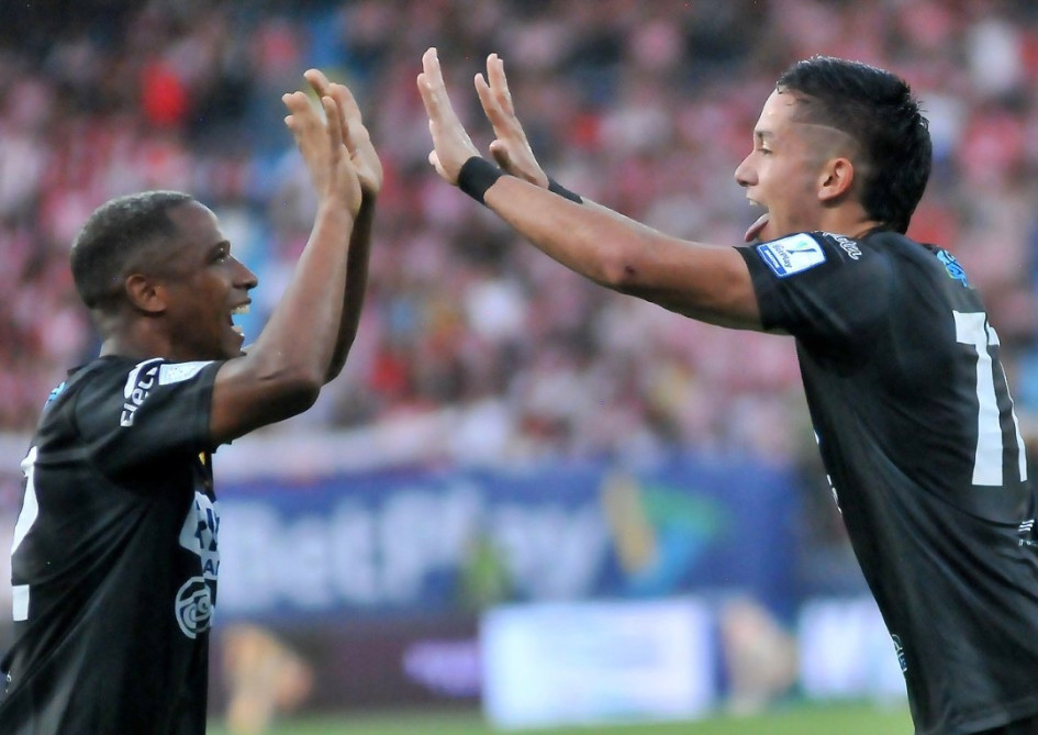 Los jugadores del Deportivo Pereira celebran uno de los tres goles que le convirtieron al Junior en Barranquilla.