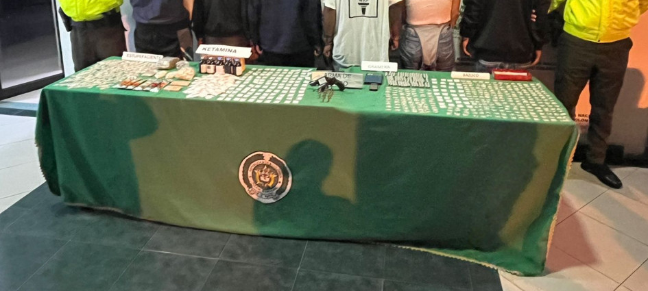 Estupefacientes y otros elementos incautados durante el operativo. Estupefacientes y otros elementos incautados durante el operativo.