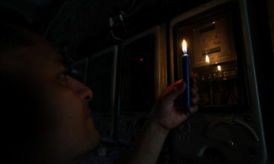 ciudadano en Ecuador revisa medidor de la luz ciudadano en Ecuador revisa medidor de la luz