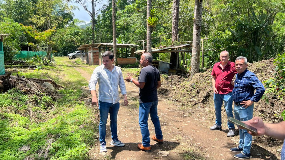 El alcalde de Anserma y los caballistas del municipio recorrieron el espacio de la vereda Tabla Roja donde se ubicará la Asociación. 
