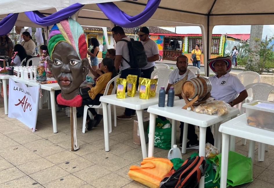 Parte de los asistentes a la Feria de Emprendimiento de las comunidades afro Anserma. Parte de los asistentes a la Feria de Emprendimiento de las comunidades afro Anserma.