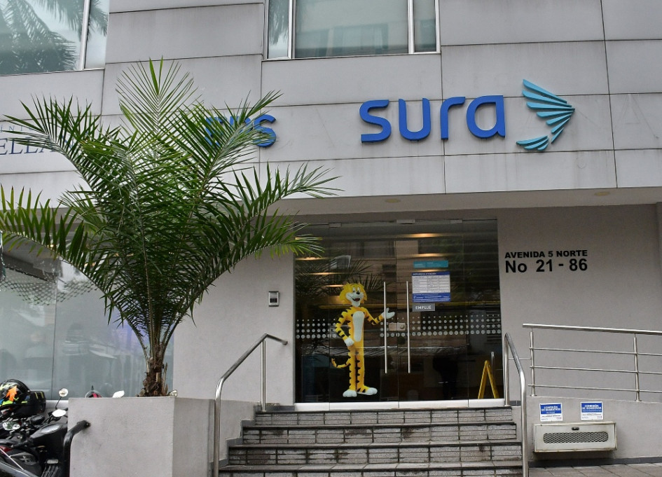 Sura explicó que entre 2022 y 2023 tuvo pérdidas netas por alrededor de $360 mil millones y "para el 2024, EPS Sura proyecta que las pérdidas podrían llegar hasta los $500 mil millones. Sura explicó que entre 2022 y 2023 tuvo pérdidas netas por alrededor de $360 mil millones y "para el 2024, EPS Sura proyecta que las pérdidas podrían llegar hasta los $500 mil millones.