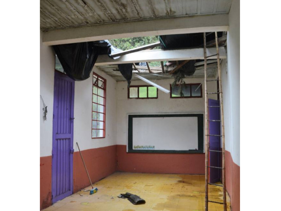 El salón de transición, primero y segundo de la sede Nazario Restrepo continúa cerrado, luego de 25 días del vendaval que afectó a la vereda Gallinazo, en Villamaría. El salón de transición, primero y segundo de la sede Nazario Restrepo continúa cerrado, luego de 25 días del vendaval que afectó a la vereda Gallinazo, en Villamaría.