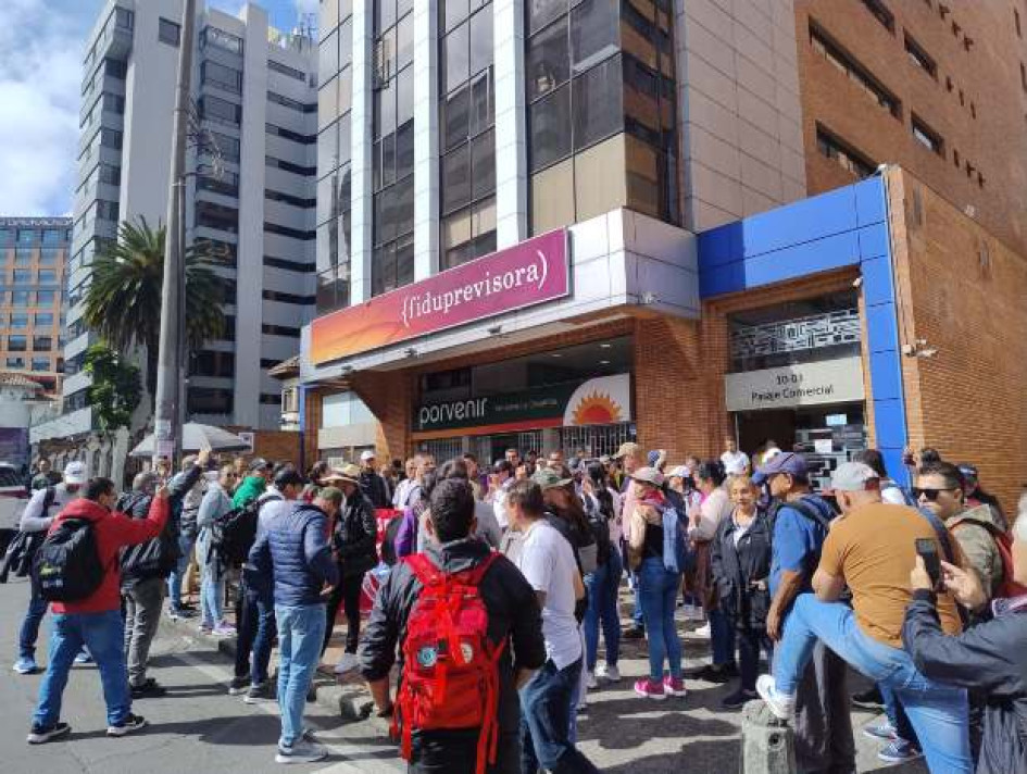 Un grupo del sindicato Educal, que afilia a maestros de Caldas, estuvo el luens en la Fiduprevisora en Bogotá. Ante lo que consideran incumplimientos, efecturán una huelga el mi´percoles pr{oximo, junto con sus colegas de Risaralda y Quindío. Un grupo del sindicato Educal, que afilia a maestros de Caldas, estuvo el luens en la Fiduprevisora en Bogotá. Ante lo que consideran incumplimientos, efecturán una huelga el mi´percoles pr{oximo, junto con sus colegas de Risaralda y Quindío.