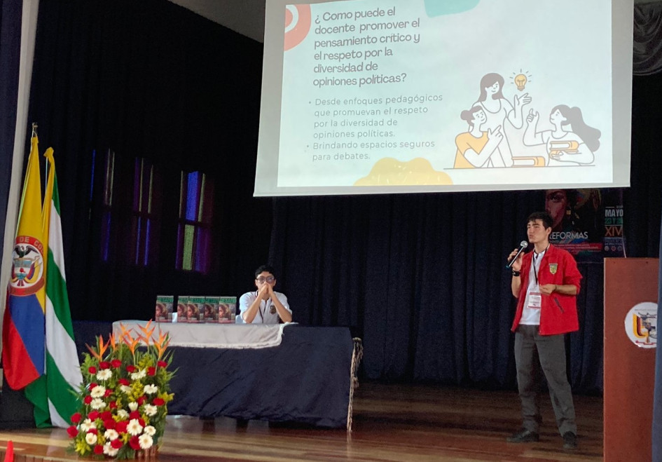 Los estudiantes hablan ante su compañeros y colegas de otros colegios en el Foro Juvenil de Política en el colegio San Rafael, de Manizales. Los estudiantes hablan ante su compañeros y colegas de otros colegios en el Foro Juvenil de Política en el colegio San Rafael, de Manizales.