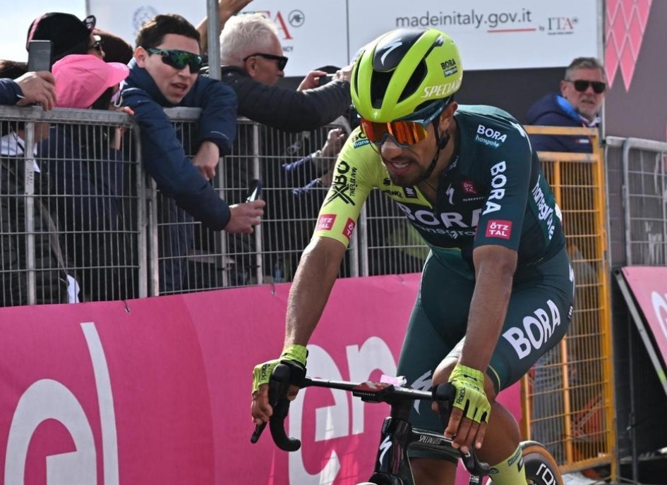 El colombiano Daniel Felipe Martínez (Bora Hansgrohe) es segundo en la clasificación general del Giro de Italia. El colombiano Daniel Felipe Martínez (Bora Hansgrohe) es segundo en la clasificación general del Giro de Italia.
