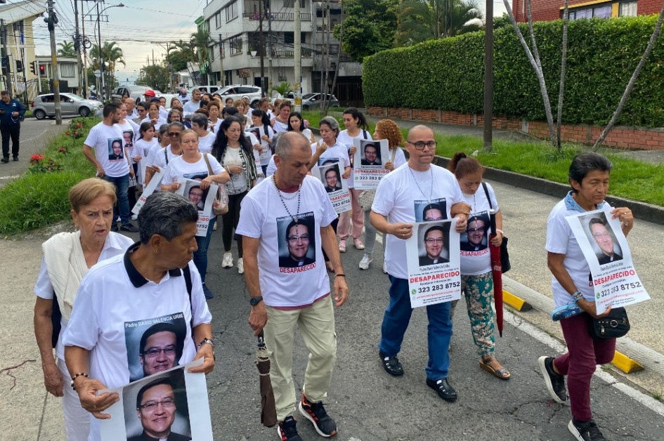 Marcha por las calles de Pereira para pedir por el sacerdote caldense Darío Valencia Uribe, desaparecido desde el 25 de abril. Marcha por las calles de Pereira para pedir por el sacerdote caldense Darío Valencia Uribe, desaparecido desde el 25 de abril.