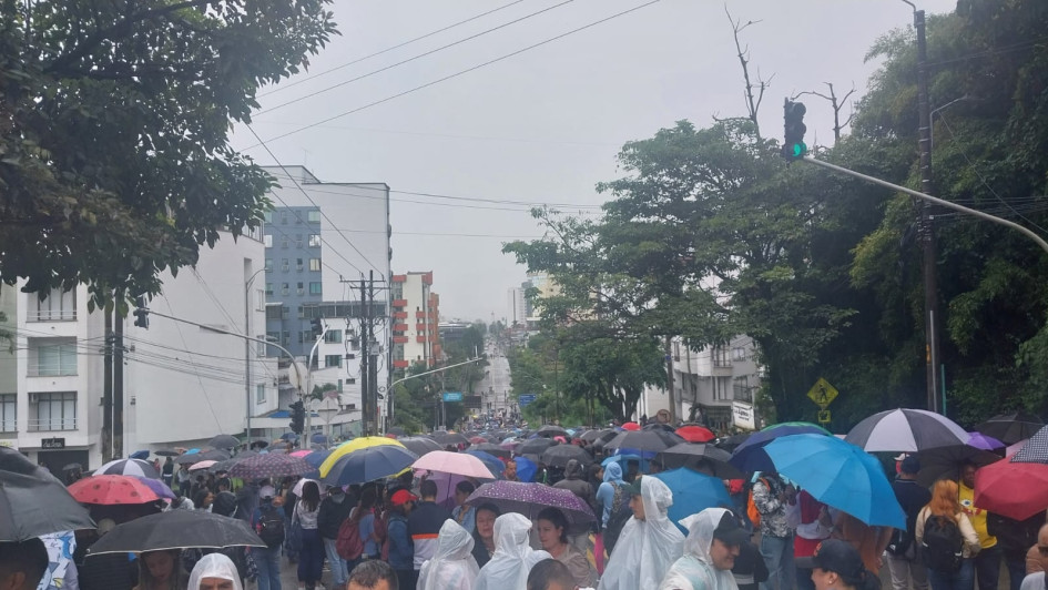 Así se vio una calle de Pereira este miércoles con la marcha de docentes del Eje Cafetero. Así se vio una calle de Pereira este miércoles con la marcha de docentes del Eje Cafetero.