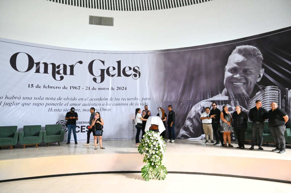 El féretro del cantante Omar Geles reposa en la funeraria de Valledupar para que sus familiares y amigos le den el último adiós antes de trasladarlo a cámara ardiente en el Parque de la Leyenda Vallenata. El féretro del cantante Omar Geles reposa en la funeraria de Valledupar para darle el último adiós.